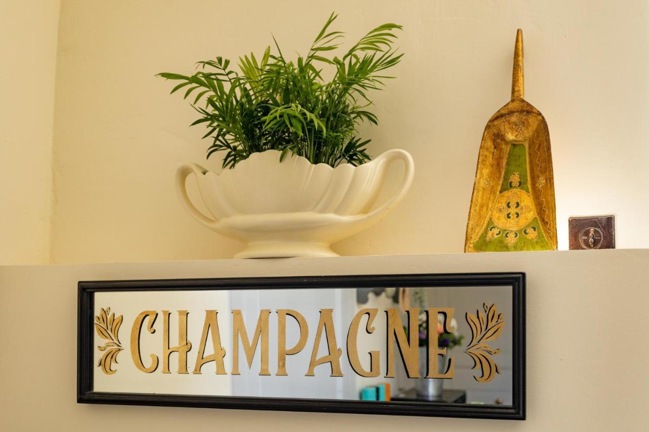 Champagne House - Elegance, Luxury And Charm Bed and Breakfast Condom Eksteriør billede